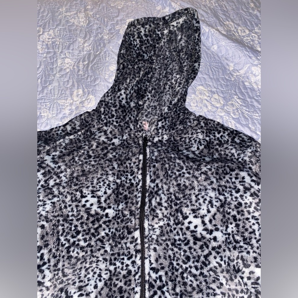 Leopard Onesie pajamas (New)